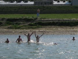 Baie în râul Suceava la mijlocul lui mai