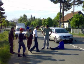 Foto bătrâna din Bădeuţi în stare de şoc după ce a ajuns pe capota unui VW Passat (fotografie trimisă de un cititor)