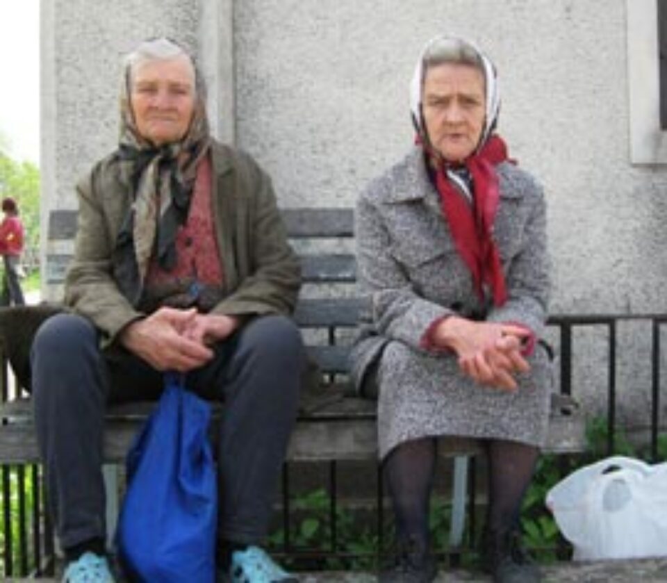 Ana şi tanti Elena: „De obicei, lumea ne dă pâine şi colivă”