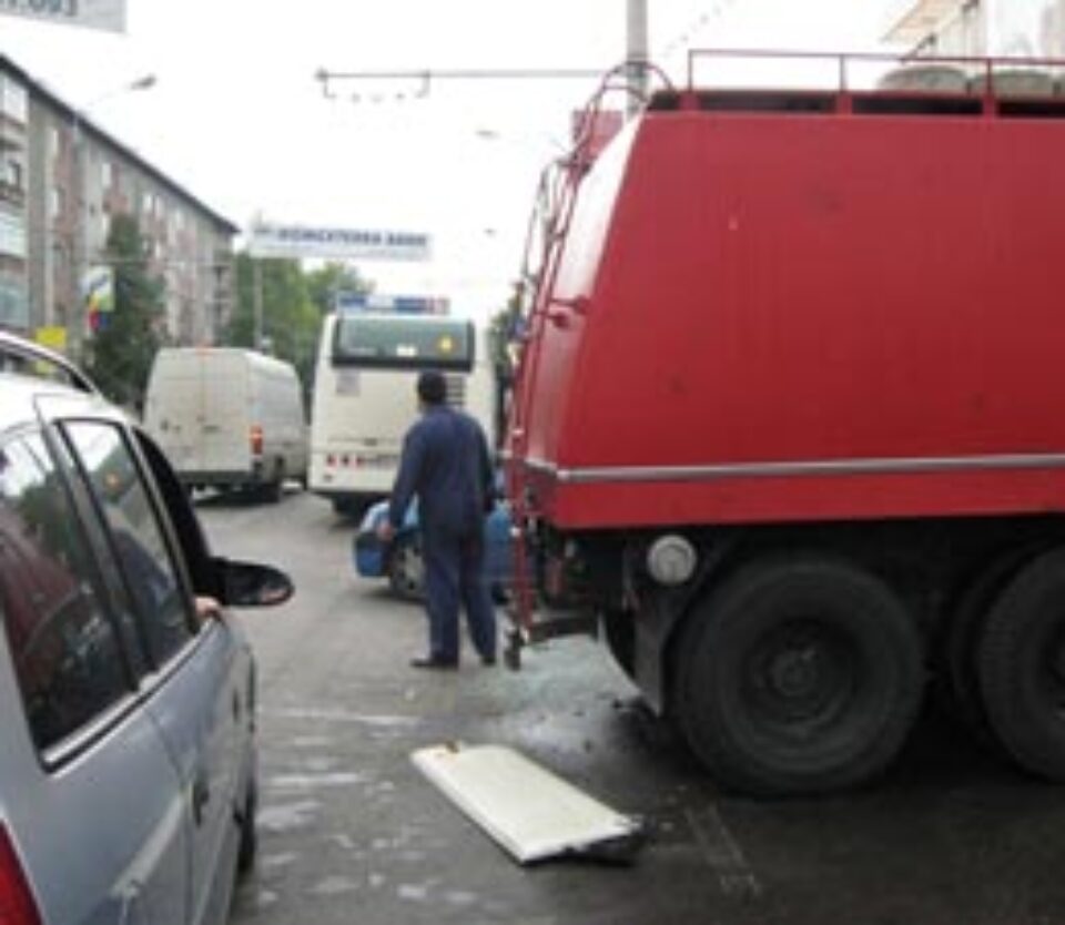 Laterala unui autobuz, distrusă de o mașină de pompieri