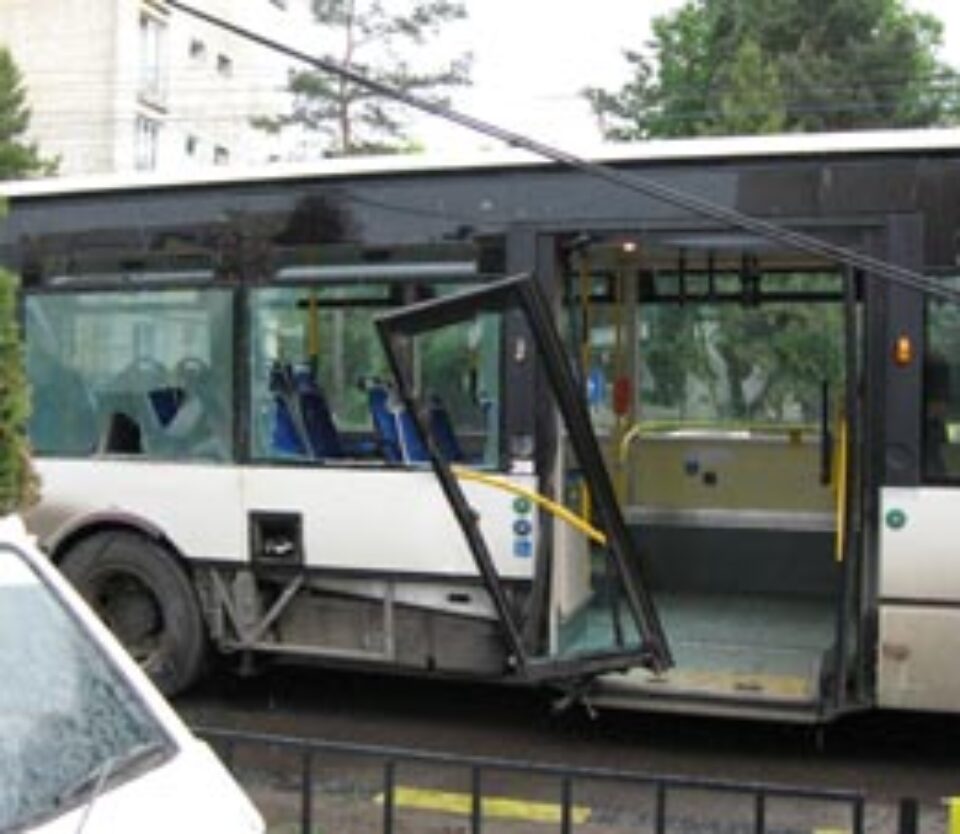 Laterala unui autobuz, distrusă de o mașină de pompieri Laterala unui autobuz, distrusă de o mașină de pompieri