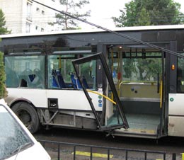 Laterala unui autobuz, distrusă de o mașină de pompieri