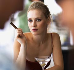 Fumătoarele înrăite au șanse mici de a rămâne însărcinate