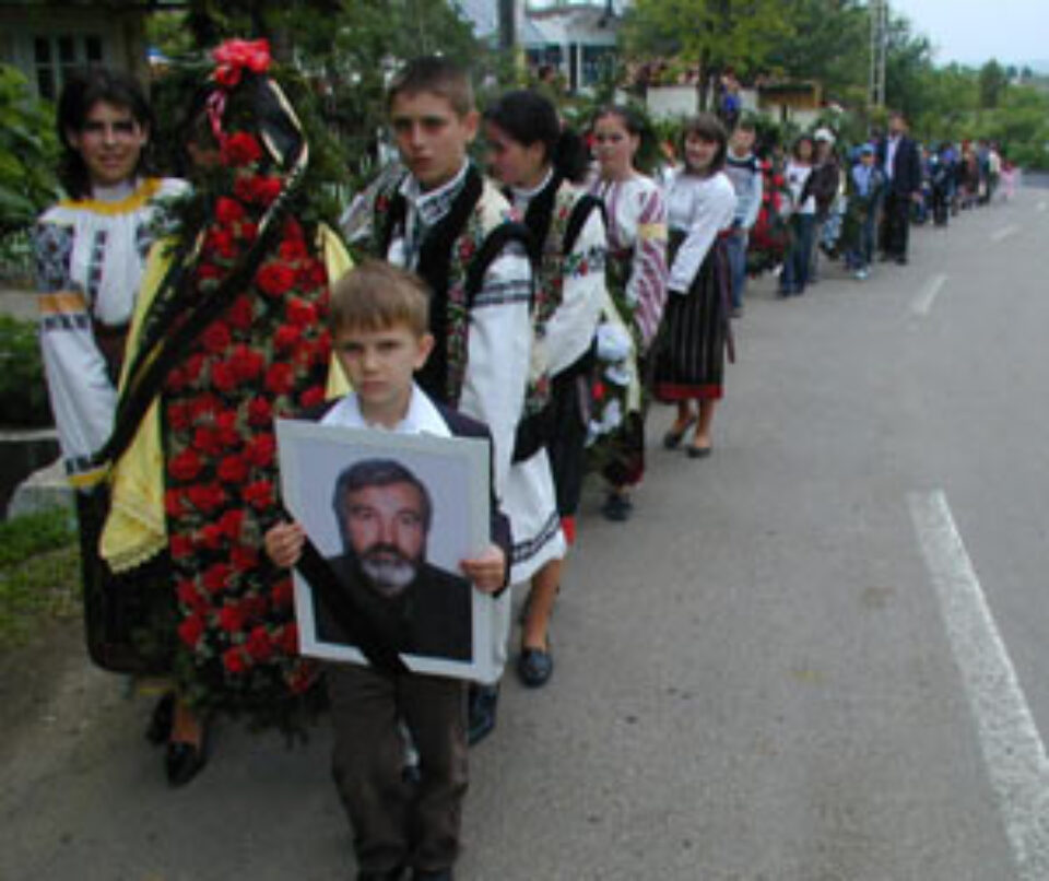 Lacrimi pe ultimul drum pentru jurnalistul Mircea Motrici Lacrimi pe ultimul drum pentru jurnalistul Mircea Motrici