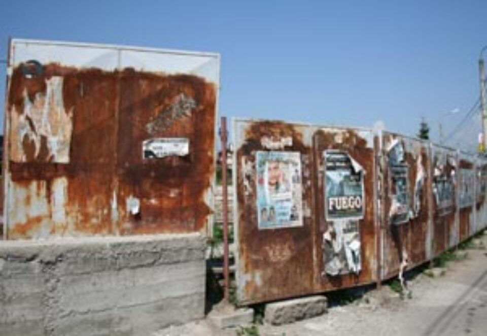 Panourile hidoase din centrul Sucevei vor fi curățate și vopsite Panourile hidoase din centrul Sucevei vor fi curățate și vopsite