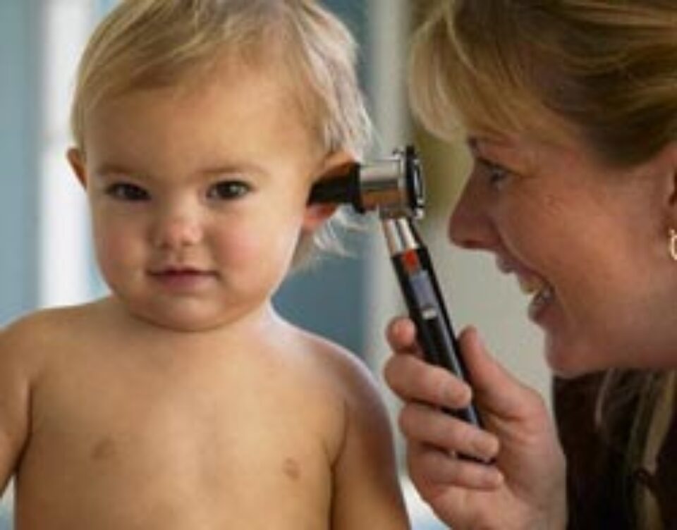 Trei copii din patru fac otită la vârste mici Trei copii din patru fac otită la vârste mici