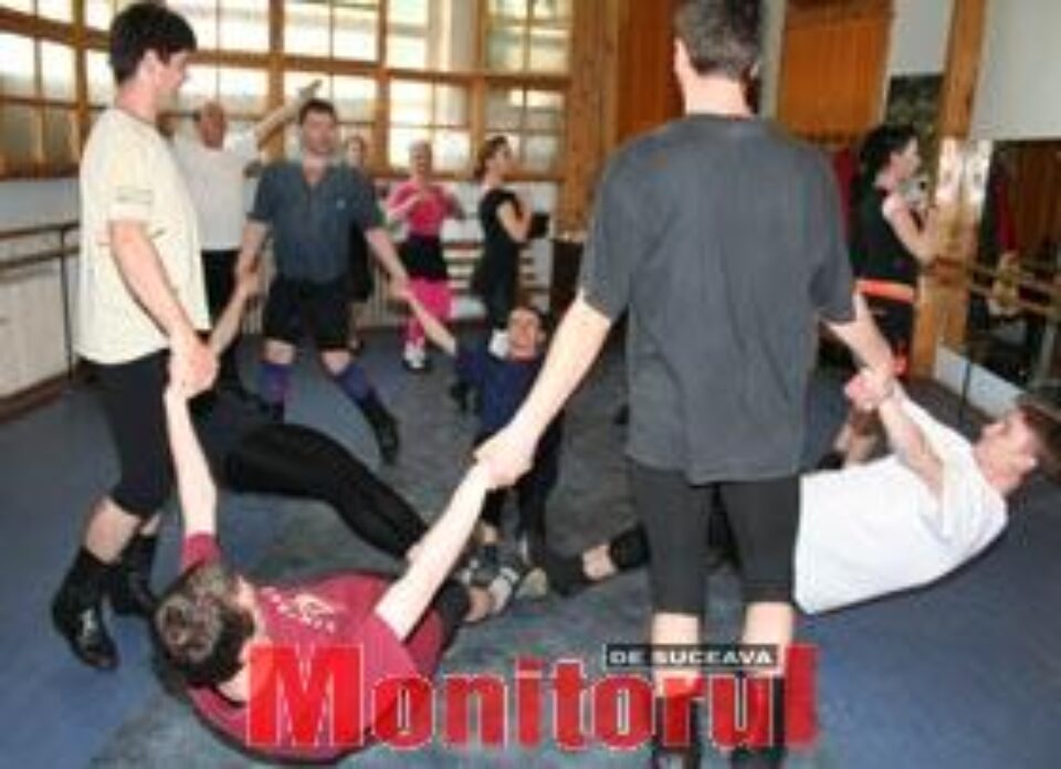 Artiștii Ansamblului „Ciprian Porumbescu”, instruiți de un coregraf rus