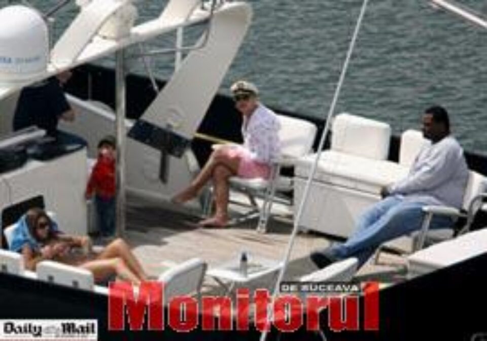 În pauza de prânz, Britney se plimbă cu iahtul În pauza de prânz, Britney se plimbă cu iahtul