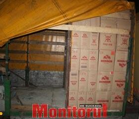 Țigări de aproape 70.000 de euro, descoperite într-o remorcă de TIR „altoită”