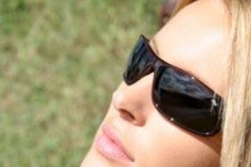 Medicii recomandă: Ochelarii de soare, obligatorii între orele 10.00 și 16.00