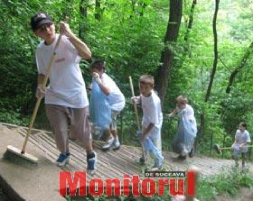 Copiii maturând scările către statuia lui Ştefan