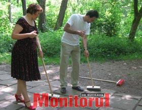 Viceprimarul Angela Zarojanu şi directorul Selgros, Florin Blogu, la maturat aleile din parc