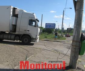 Sute de metri de cabluri de troleibuz, doborâte în stradă de un camionagiu