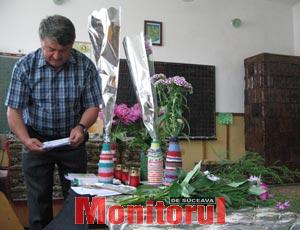 Învăţătorul Norbert Novac, lângă banca încărcată cu flori şi cu mesaje a Andreei