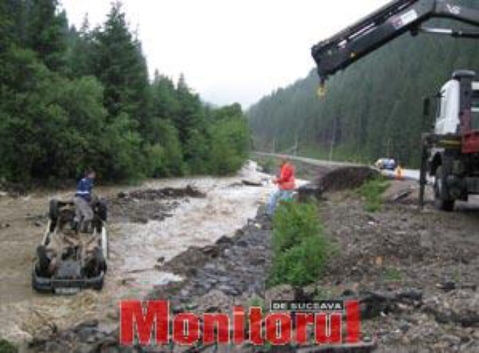 A plonjat cu mașina într-un pârâu A plonjat cu mașina într-un pârâu