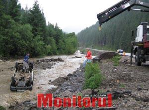 A plonjat cu mașina într-un pârâu