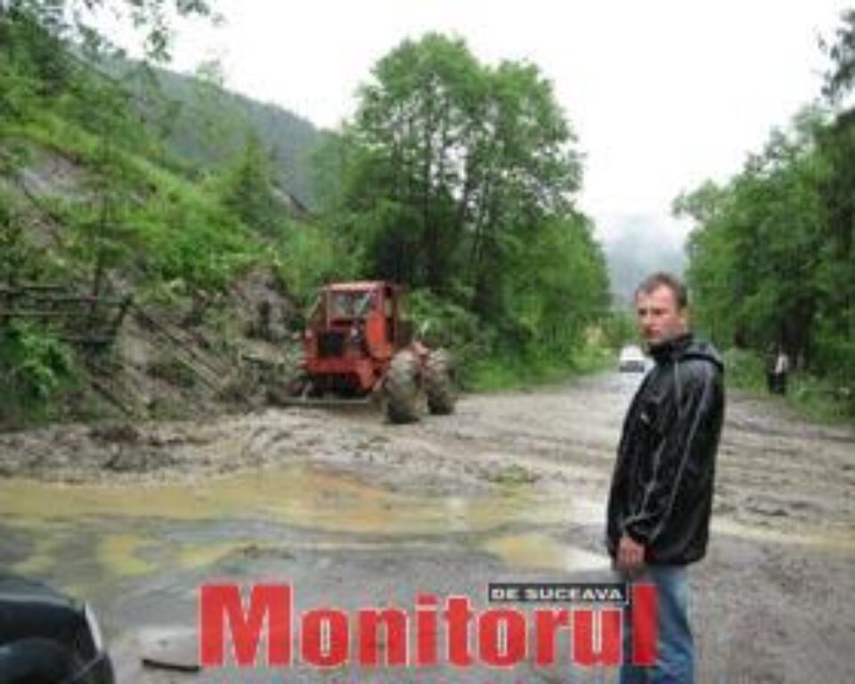 Drum blocat de o alunecare de teren și gospodării inundate, la Iacobeni Drum blocat de o alunecare de teren și gospodării inundate, la Iacobeni