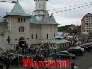 Sute de credincioși, prezenți la sfințirea Bisericii „Sfinții Trei Ierarhi” din George Enescu