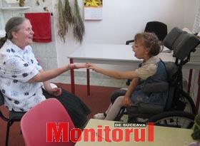 Logopedul Melania Găşpărel o învaţă pe Daniela cum să vorbească