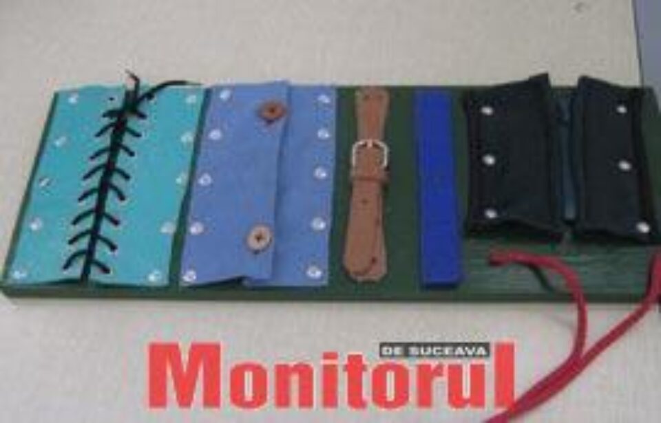 Copiii sunt învăţaţi de mici să-şi lege şireturile şi să se încheie la pantofi