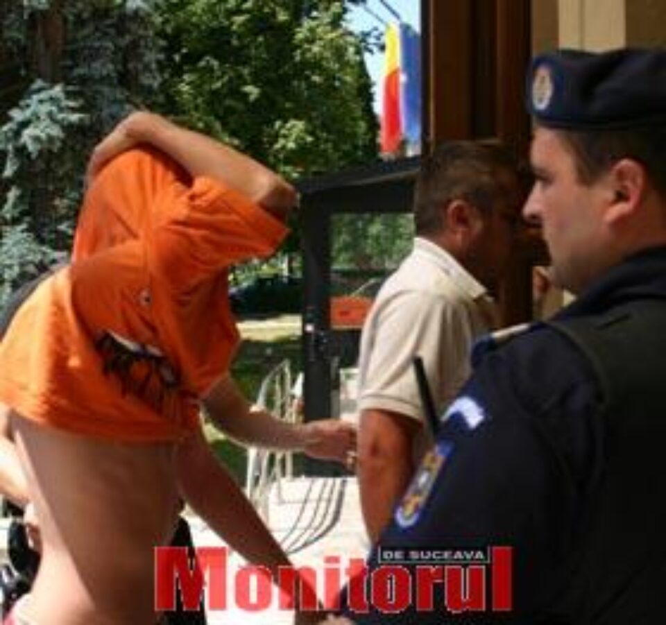 Încă trei mandate de arestare, în dosarul rețelei de falsificatori de carduri Încă trei mandate de arestare, în dosarul rețelei de falsificatori de carduri