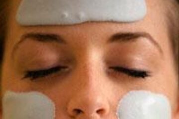 Cremele grase protejează buzele uscate de vânt