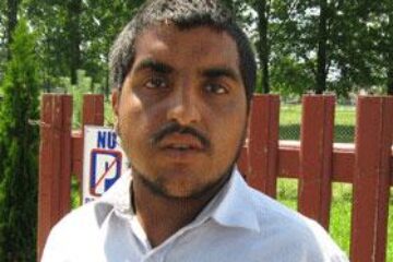 Mai mulți romi, filmați în timp ce băteau cu sălbăticie un cal