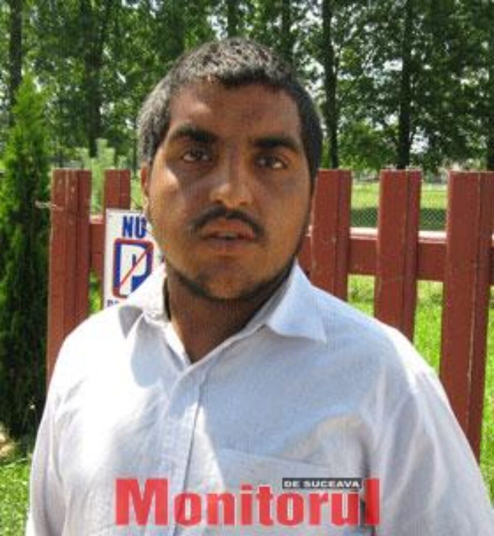 Mai mulți romi, filmați în timp ce băteau cu sălbăticie un cal