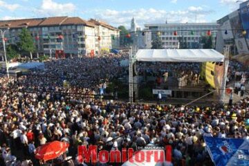 Aproape 30.000 de iubitori de folclor au asistat la concertul de duminica