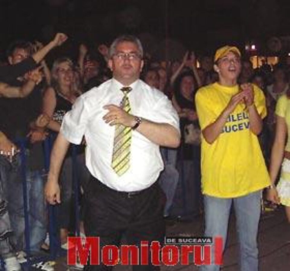 Primarul Ion Lungu, dansând la concertul trupei Voltaj