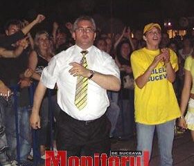 Primarul Ion Lungu, dansând la concertul trupei Voltaj
