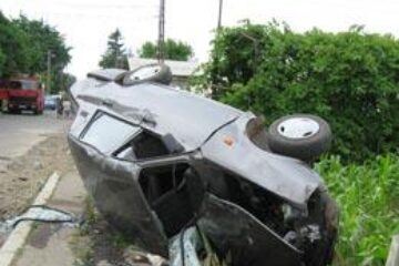 Doi puștani au urcat pe gard o mașină furată