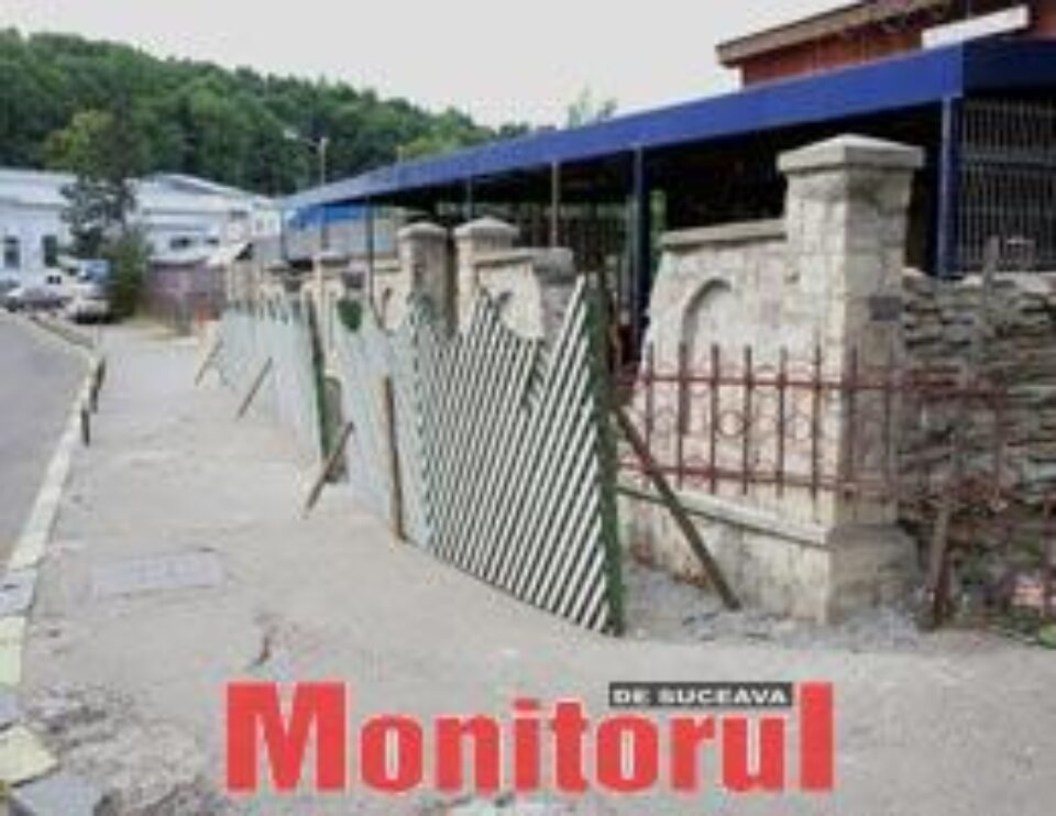 Trotuarul din fața hotelului Balada, ocupat de o construcție ilegală