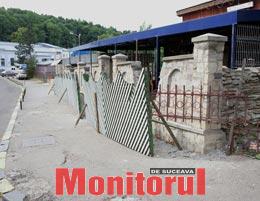 Trotuarul din fața hotelului Balada, ocupat de o construcție ilegală