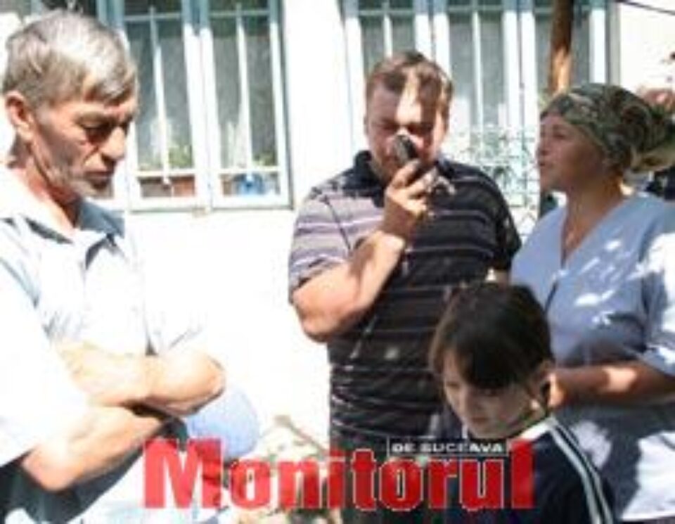 Tatăl, sora, fratele şi nepoata Petronelei, vorbind la telefon cu aceasta