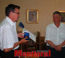 „Premii Crucea de argint” - Mugur Andronic înmânând premiul istoricului nord-bucovinean Dumitru Covalciuc