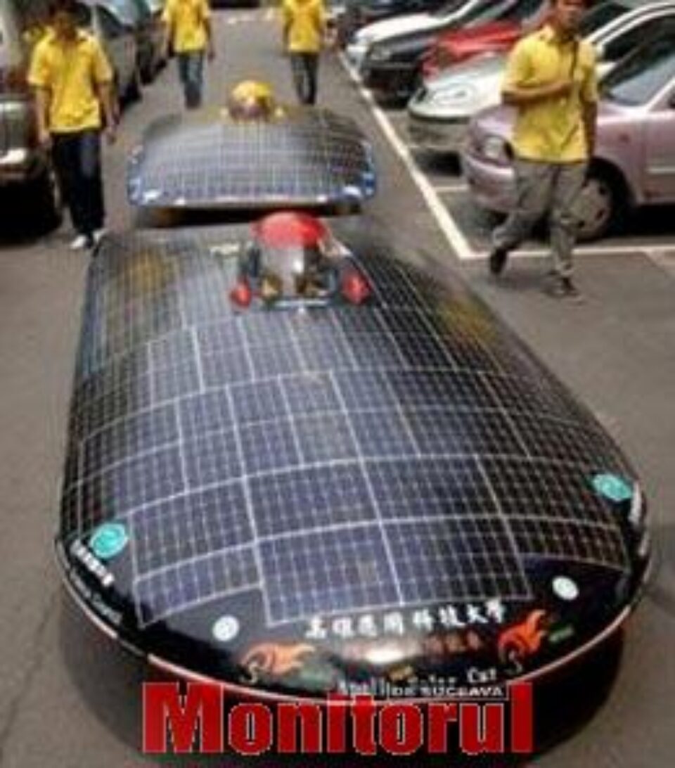 Înconjurul lumii într-o mașină solară