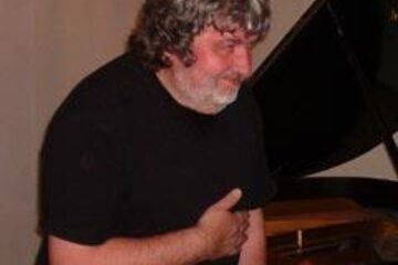 Andrei Ignat, un muzician coborât din legenda rock-ului, beat-ului și free jazz-ului românesc, va concerta din nou în această vară la Suceava