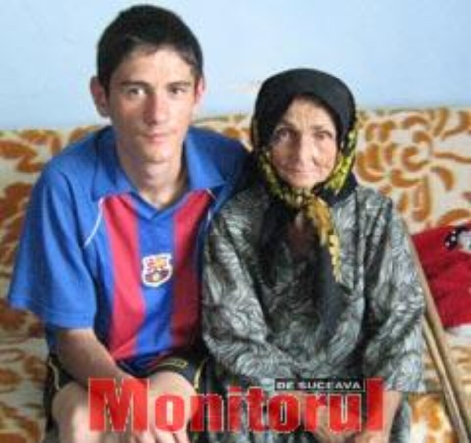 Manolache şi bunica sa de 81 de ani