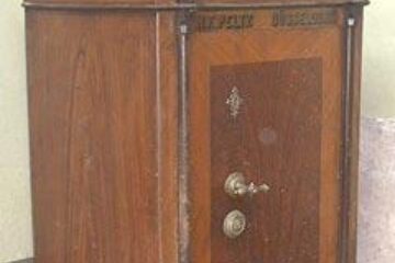 Seif cu 250 de milioane de lei vechi, furat cu totul de hoți