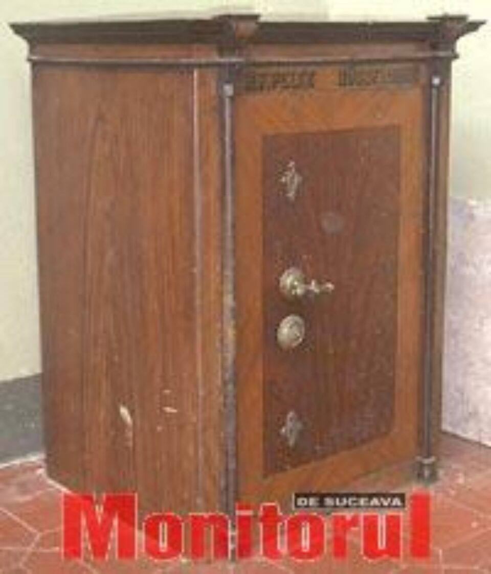 Hoții au abandonat în râul Moldova seiful furat acum câteva zile Hoții au abandonat în râul Moldova seiful furat acum câteva zile