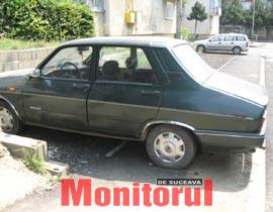 Străzile recent asfaltate, “mutilate” de parcări făcute „după ureche”