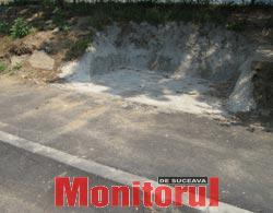 Străzile recent asfaltate, “mutilate” de parcări făcute „după ureche”