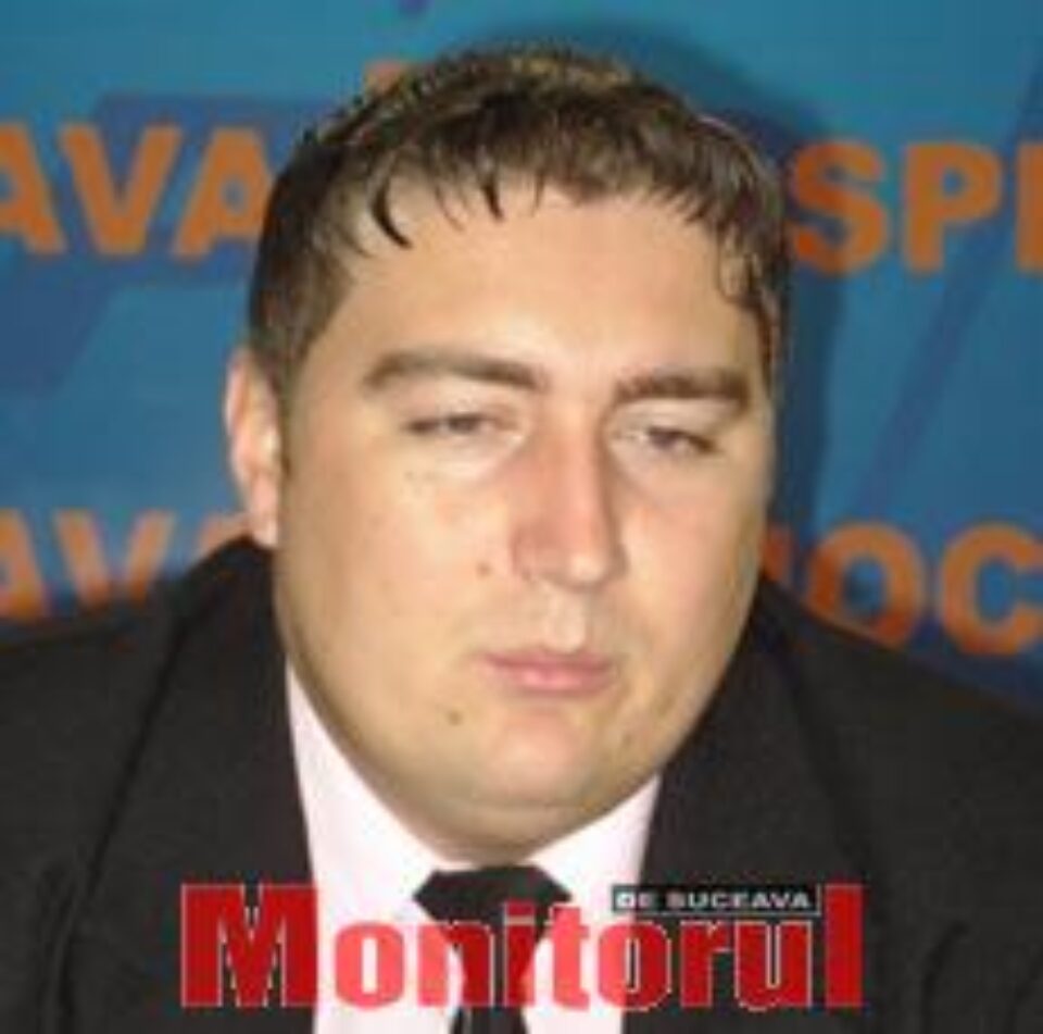 Tinerii din PD Suceava au împărțit ieri sticle cu apă trecătorilor