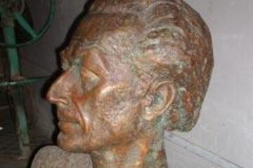 Bustul lui George Lovendal, „pictorul Bucovinei”