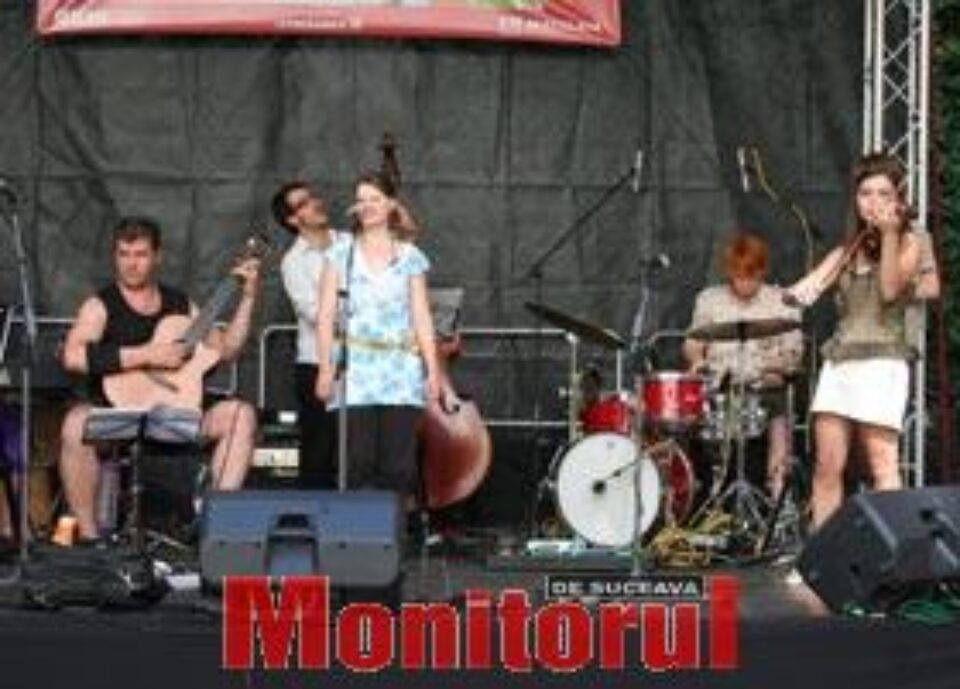 Muzicieni veniți din 11 țări, trimiși să cânte gratuit la Putna și Ciocănești