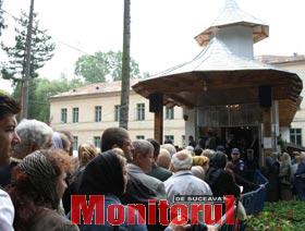 Sute de credincioși, prezenți la sfințirea Bisericii din curtea Spitalului vechi