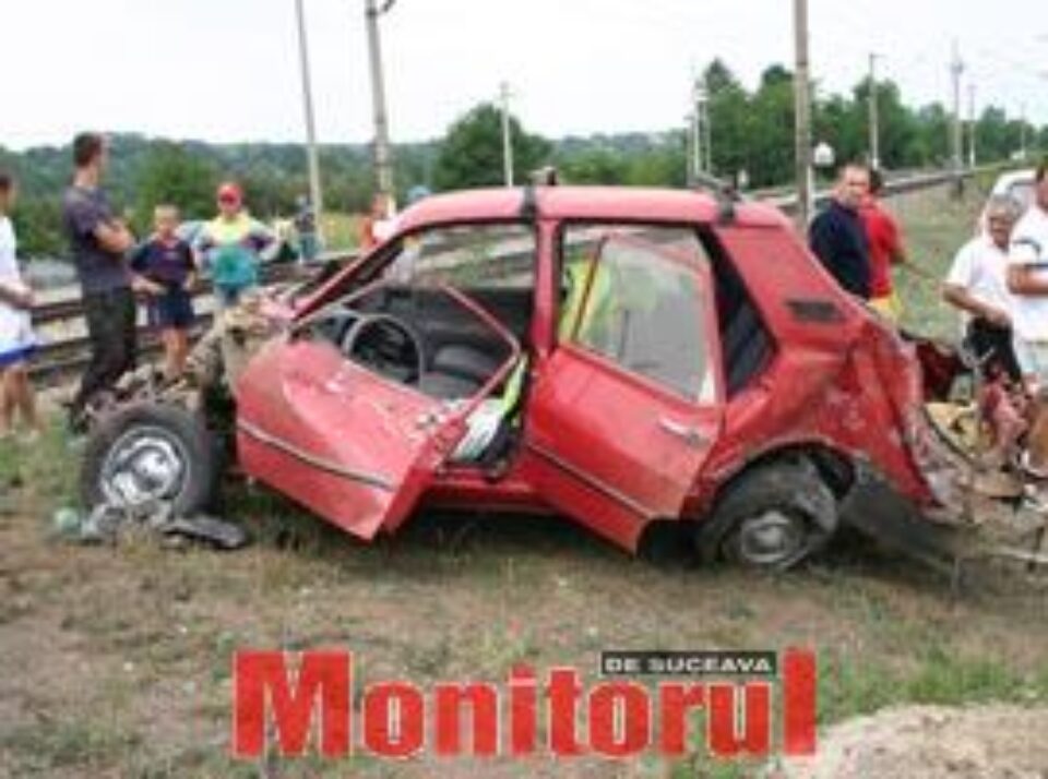 Au scăpat ca prin minune, după ce Daciile în care se aflau au fost izbite de tren Au scăpat ca prin minune, după ce Daciile în care se aflau au fost izbite de tren