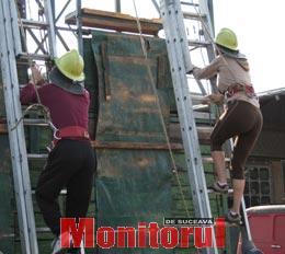 Candidatii la proba de urcare pe scara culisabila