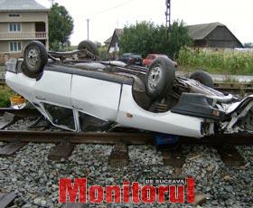 O clipă de neatenţie îi putea costa viaţa pe cei trei bărbaţi care se aflau în Dacie